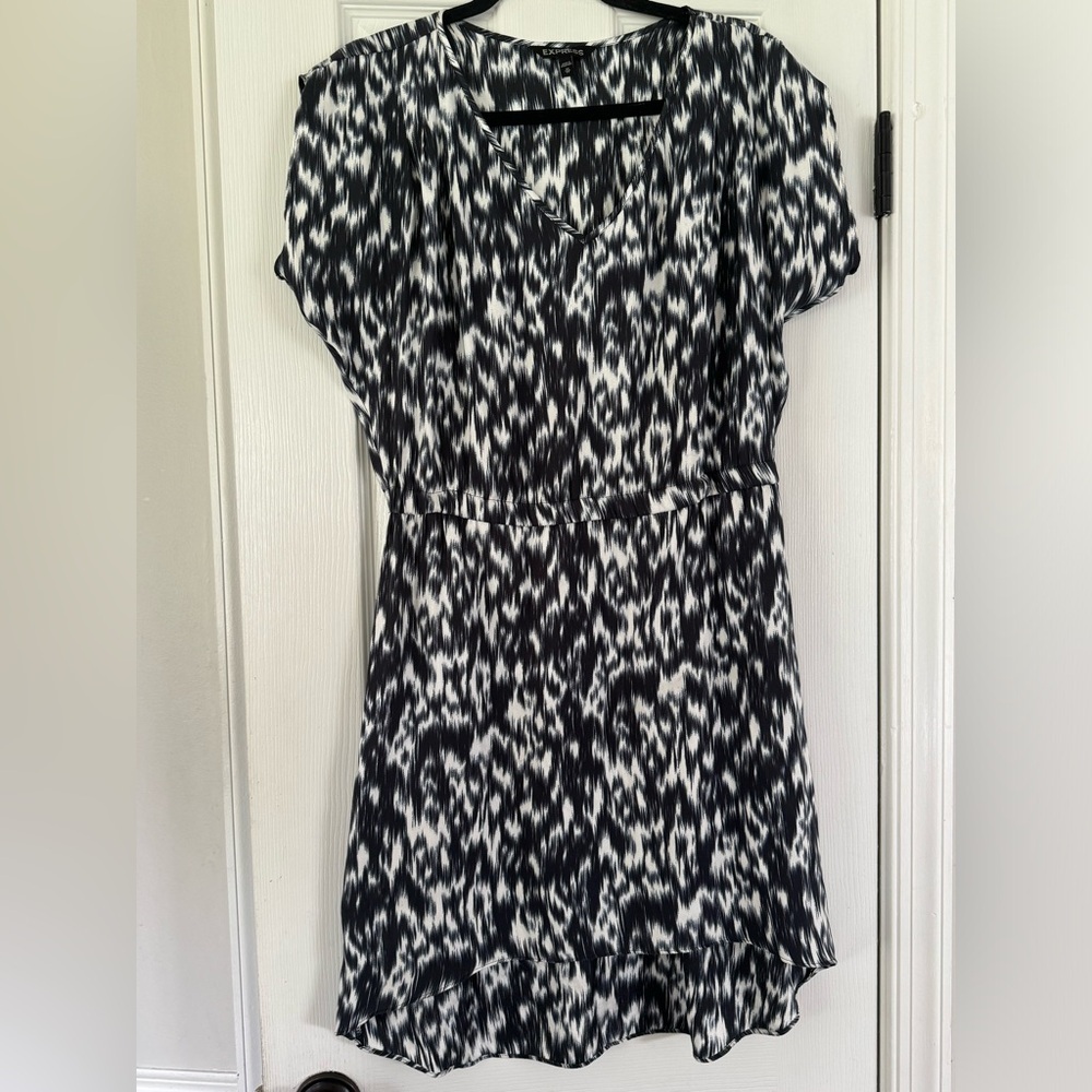 Express Women’s lightweight mini Dress Black White print XS TP‎ petite